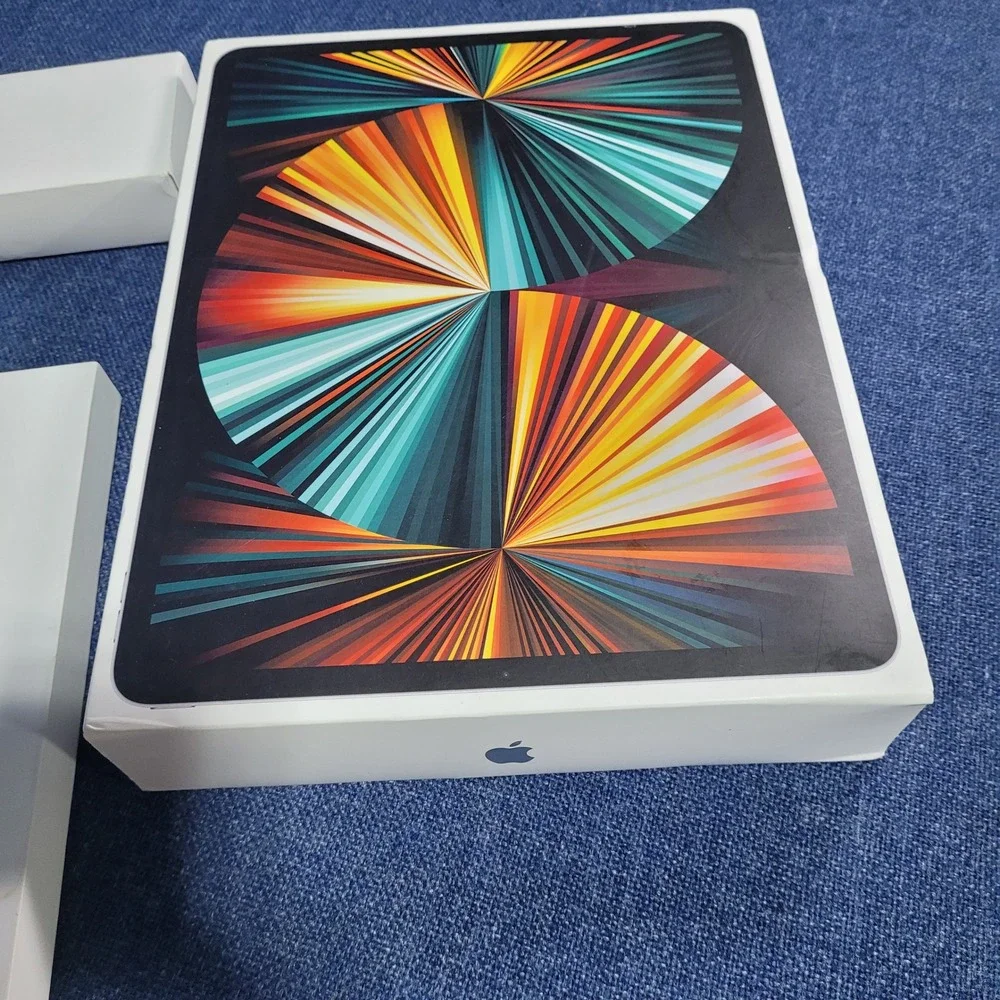 Empty boxes**Apple iPad Pro 12.9 inch Magic Keyboard Apple Watch Series 6 Bundle